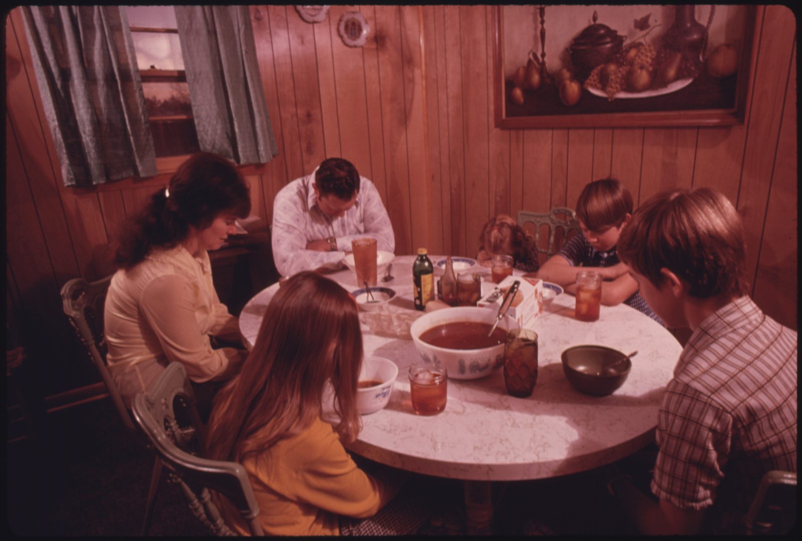Familia rezando antes de cenar en su casa, fotografía documental de los años 70