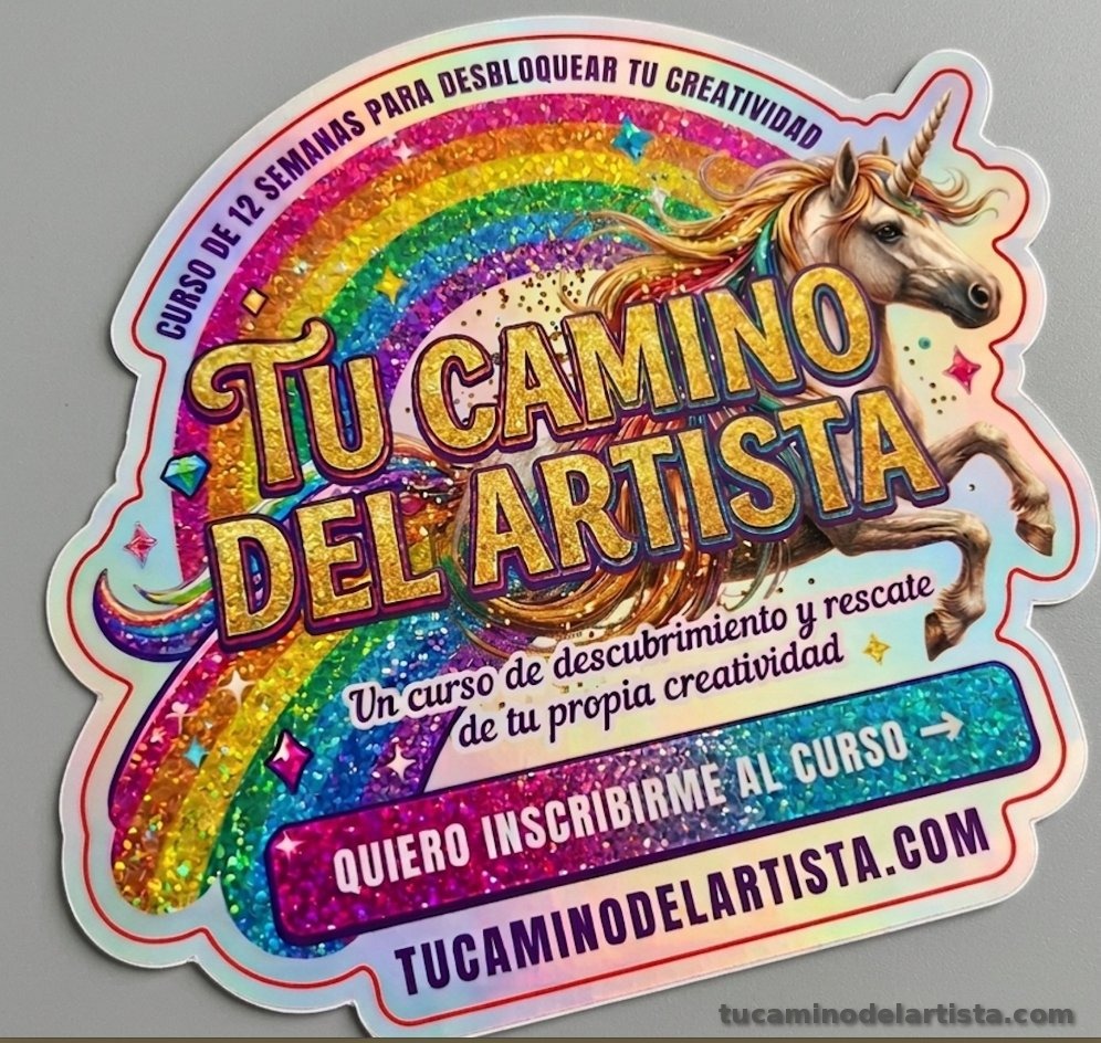 Foto real de la pegatina holográfica impresa: unicornio cabalgando un arcoíris, letras doradas 'Tu Camino del Artista', purpurina y acabado iridiscente