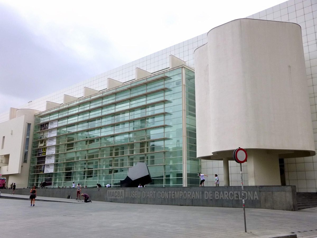 MACBA Museu d'Art Contemporani de Barcelona — edificio blanco de Richard Meier en El Raval