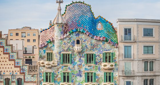 Casa Batlló de Antoni Gaudí — fachada del dragón en Passeig de Gràcia Barcelona