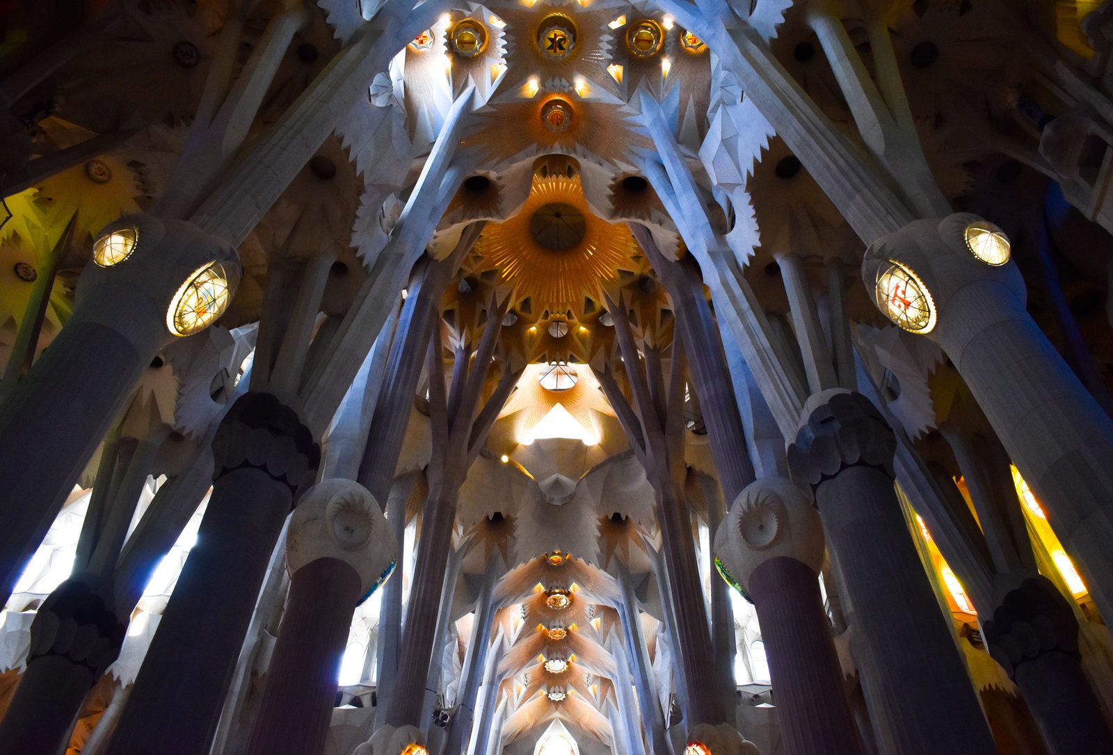 Interior de la Basílica de la Sagrada Familia de Barcelona, columnas y bóveda diseñadas por Antoni Gaudí